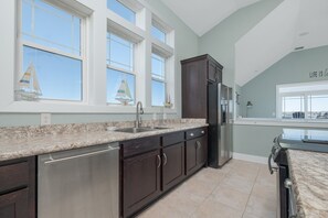 ثلاجة، ميكروويف، فرن، موقد طهي مسطح