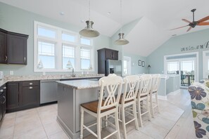 ثلاجة، ميكروويف، فرن، موقد طهي مسطح