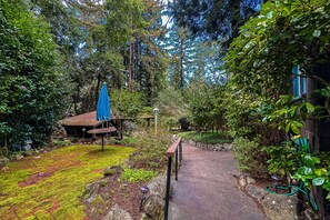 Property grounds - Rustic chic retreat set back among the trees with furnished deck (Brookdale)