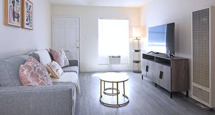 Rustic Charm King Bed Sofa Bed WiFi Burbank