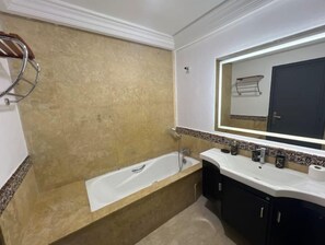 Serviettes fournies, savon, papier toilette