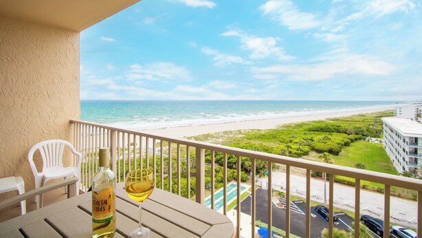 Un balcon avec vue sur la plage et l’océan.