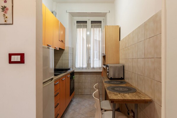 Fridge, oven, stovetop, cookware/dishes/utensils