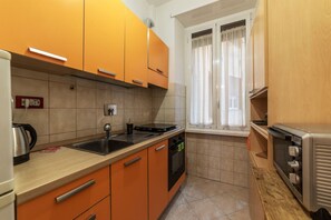 Refrigerador, horno, parrilla de estufa y utensilios de cocina 