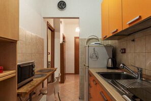Fridge, oven, stovetop, cookware/dishes/utensils