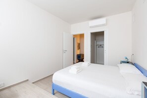 2 habitaciones, tabla de planchar con plancha, wifi y ropa de cama 