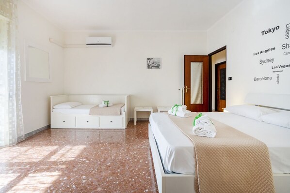 2 habitaciones, tabla de planchar con plancha, wifi y ropa de cama 
