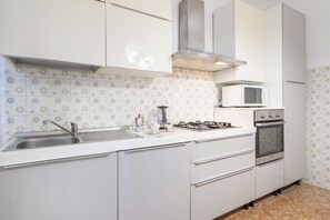 Kühlschrank, Mikrowelle, Ofen, Herdplatte