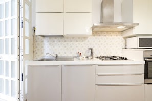 Fridge, microwave, oven, stovetop