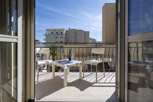 GuestHost - Large and bright apartment that can accommodate up to 5 people with 2 bedrooms and 2 bathrooms, which boasts a beautiful view of the Villa di Sant'Antonio and, in the distance, of the sea from the balcony and window. Located a few steps from 