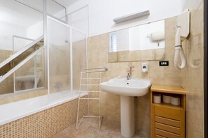 Shower, hair dryer, bidet, towels - GuestHost - Large and bright apartment that can accommodate up to 5 people with 2 bedrooms and 2 bathrooms, which boasts a beautiful view of the Villa di Sant'Antonio and, in the distance, of the sea from the balcony and window. Located a few steps from  (Monopoli)