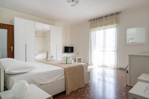 2 bedrooms, iron/ironing board, WiFi, bed sheets - GuestHost - Large and bright apartment that can accommodate up to 5 people with 2 bedrooms and 2 bathrooms, which boasts a beautiful view of the Villa di Sant'Antonio and, in the distance, of the sea from the balcony and window. Located a few steps from  (Monopoli)