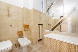 Shower, hair dryer, bidet, towels