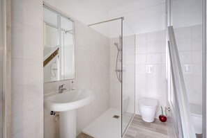 Shower, hair dryer, bidet, towels