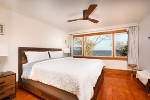 3 bedrooms, iron/ironing board, travel crib, WiFi - Stunning Sunrise Waterfront Views on Lake Winnebago (Oshkosh)