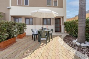 Outdoor dining - GuestHost - Cozy apartment that accommodates up to 2 people and is equipped with all comforts, including a patio equipped to enjoy pleasant moments of relaxation. The accommodation is located in a quiet residential area on the edge of the industrial area (Monopoli)