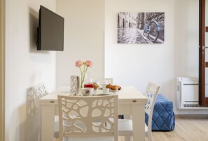 Dining - GuestHost - Cozy apartment that accommodates up to 2 people and is equipped with all comforts, including a patio equipped to enjoy pleasant moments of relaxation. The accommodation is located in a quiet residential area on the edge of the industrial area (Monopoli)