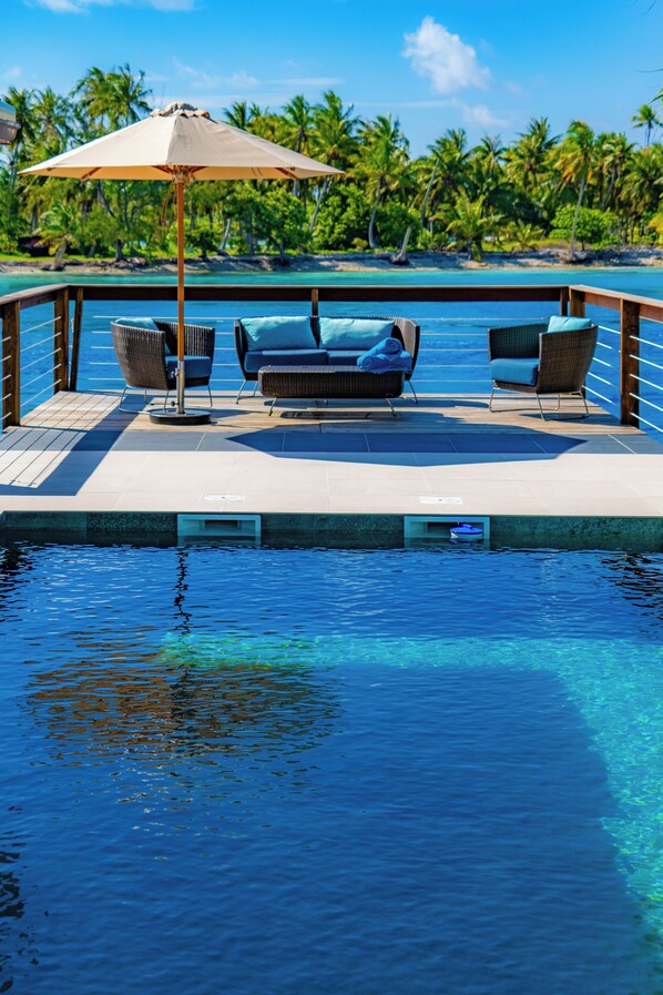 Ulkouima-allas, aurinkovarjoja, aurinkotuoleja