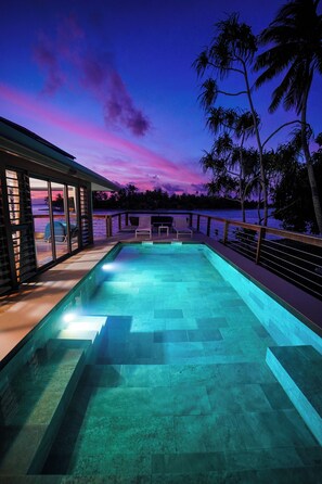 Outdoor pool, pool umbrellas, sun loungers - Motu Fara Private Island (Rangiroa)