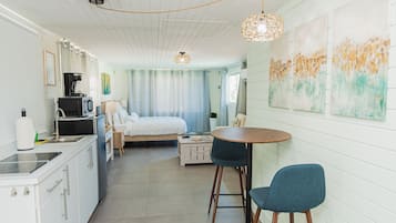 Deluxe Studio | In-room safe, blackout curtains, iron/ironing board, free WiFi