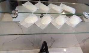 Douche, sèche-cheveux, serviettes fournies, savon