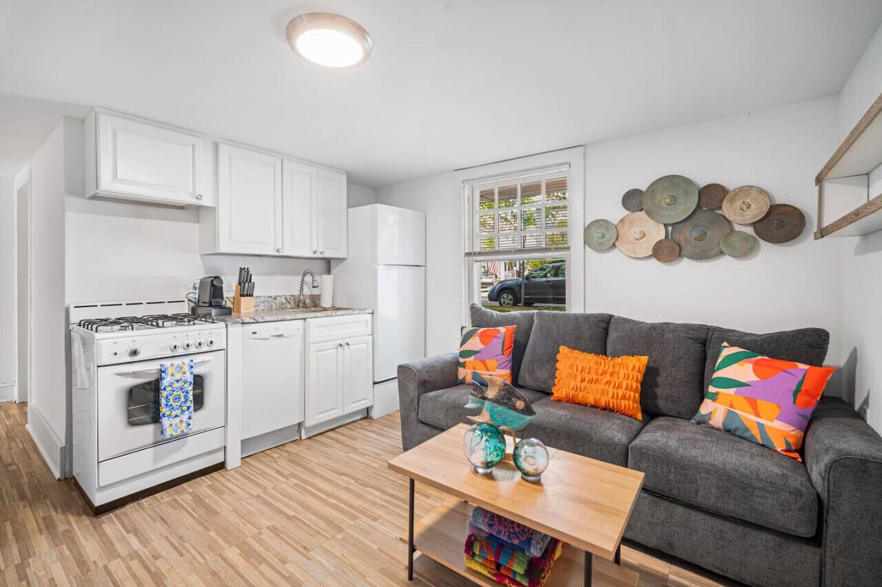 Cozy 2BR Apartment - 1 Block to the Beach!