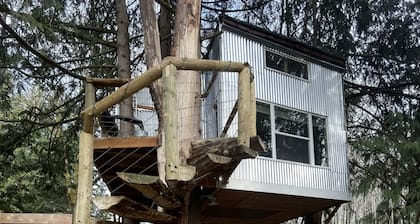 Delightful Treehouse Getaway
