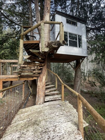 Delightful Treehouse Getaway