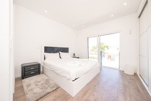 4 Schlafzimmer, Bügeleisen/Bügelbrett