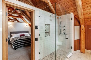 Douche, sèche-cheveux, serviettes fournies, savon