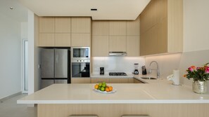 Réfrigérateur, four à micro-ondes, un four, surface de cuisson