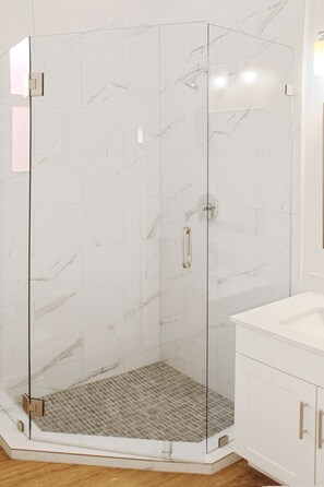 Ducha, secador de pelo y toallas