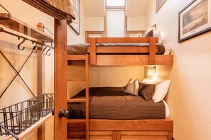 4 bedrooms, free WiFi, bed sheets