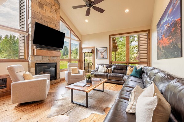 TV, fireplace