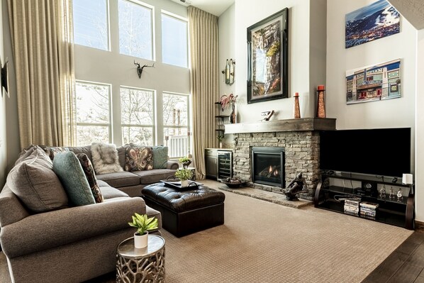 Smart TV y chimenea 