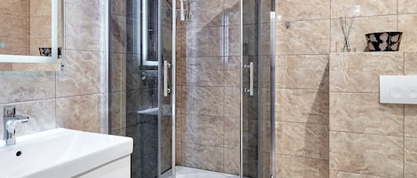 Dusche, Haartrockner, Handtücher