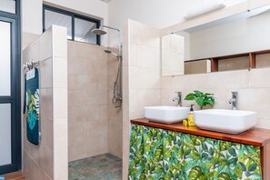 Shower, towels