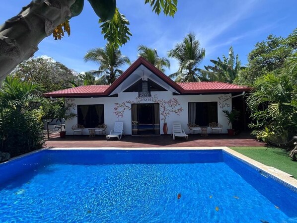 A two-story building with a red roof and a swimming pool in front. - Mecca (Puerto Viejo de Talamanca)