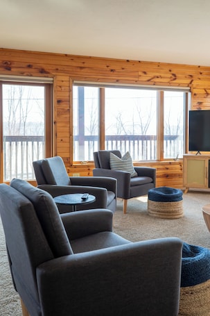 Living area. Spacious light-filled house near Stillwater - The Stone's Throw Riverhouse