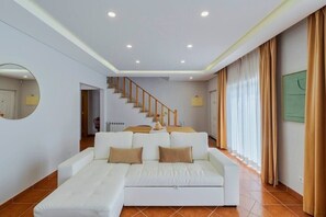 Televisión y chimenea