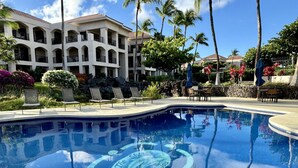 En pool med cirkelformad design och texten ”The Shore’s Waikoloa”.