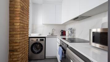 Een koelkast, een microgolfoven, een oven, een vaatwasser