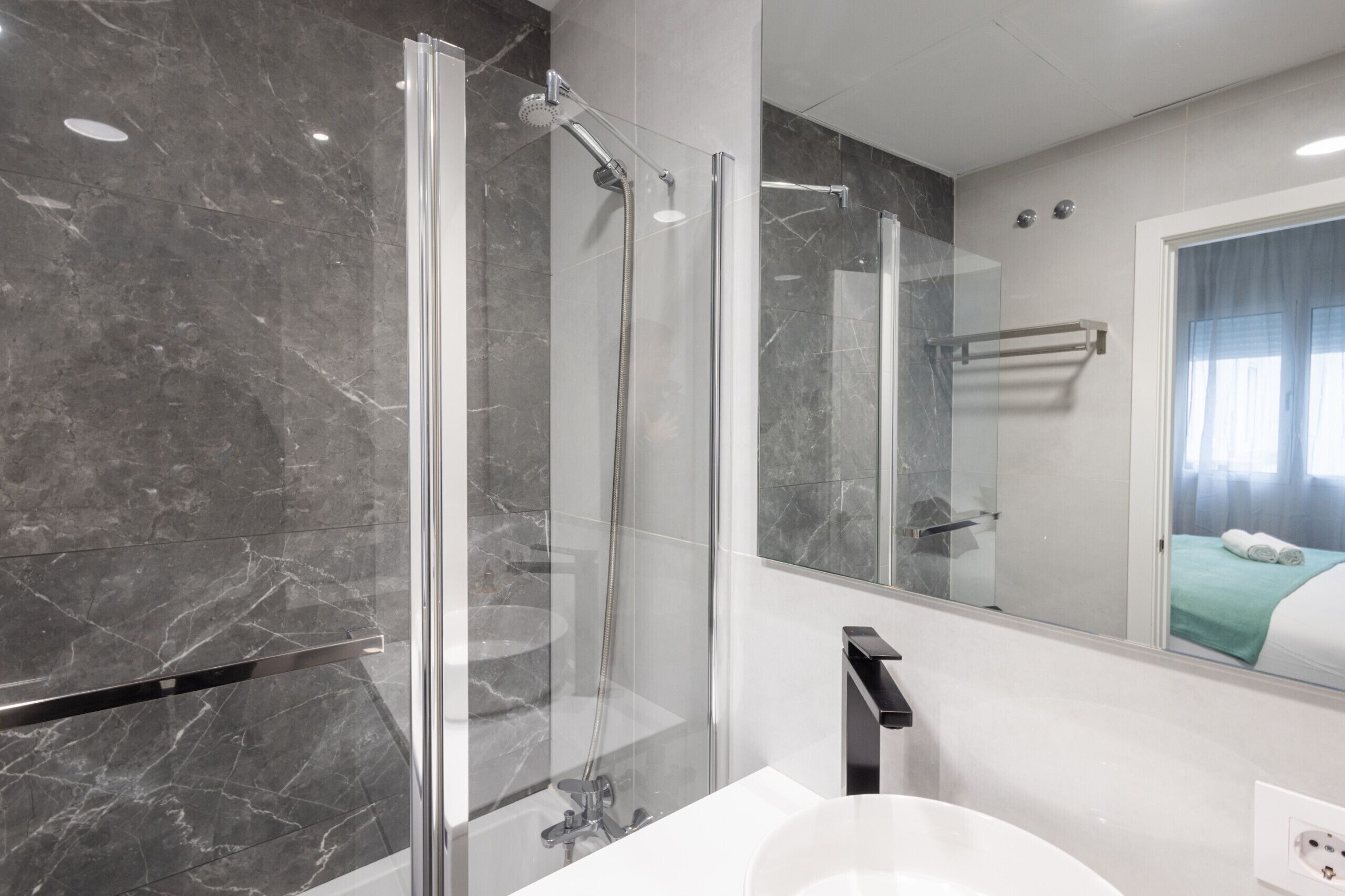 Een douche, een haardroger, handdoeken
