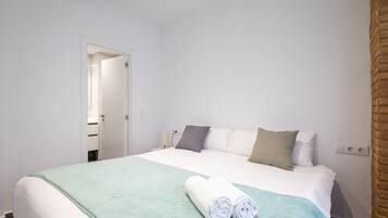 1 slaapkamer, een strijkplank/strijkijzer, gratis wifi, beddengoed