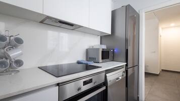 Een koelkast, een microgolfoven, een oven, een vaatwasser