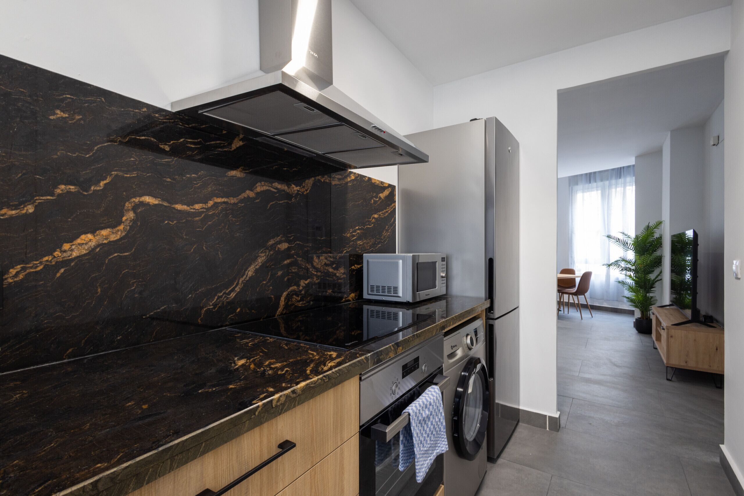 Kühlschrank, Mikrowelle, Ofen, Geschirrspüler