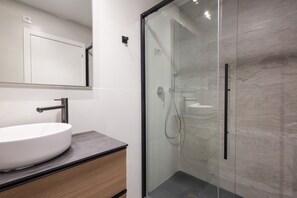 Dusche, Haartrockner, Handtücher