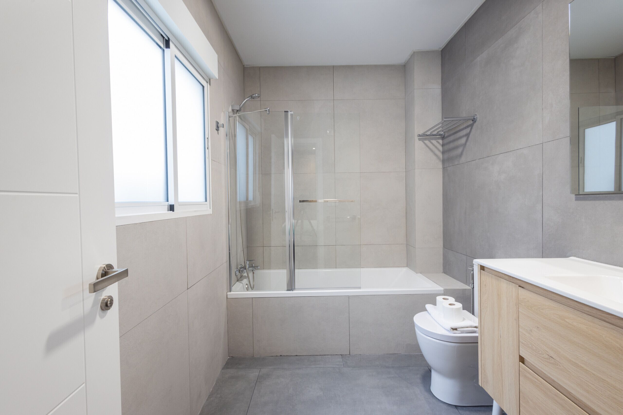 Een douche, een haardroger, handdoeken