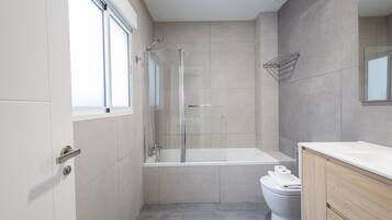Een douche, een haardroger, handdoeken