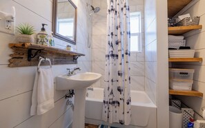 Hair dryer, towels - Buffalo Cabin- Historic cabin, wraparound porch, pet friendly, walk to downtown Cody (Cody)